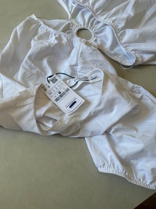 Abito Stradivarius bianco con cut-out