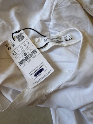 Abito Stradivarius bianco con cut-out