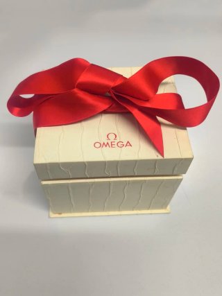 Caja Omega vacía con lazo rojo