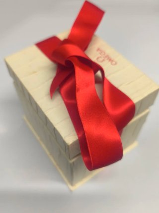 Caja Omega vacía con lazo rojo