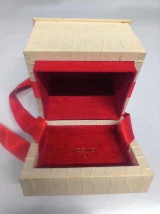 Caja Omega vacía con lazo rojo