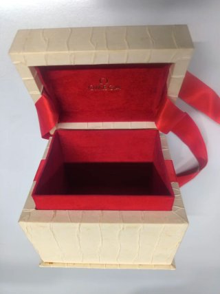 Caja Omega vacía con lazo rojo