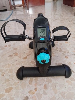 Bicicleta estática Cecotec pies y manos
