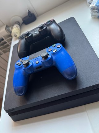 Consola PS4 con dos mandos y juegos