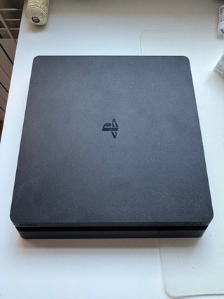 Consola PS4 con dos mandos y juegos