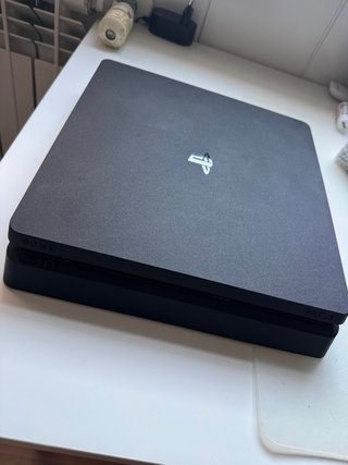 Consola PS4 con dos mandos y juegos