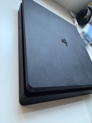 Consola PS4 con dos mandos y juegos