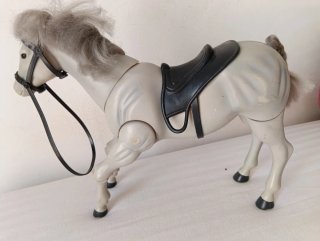 Caballo de juguete gris con silla