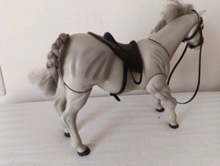 Caballo de juguete gris con silla