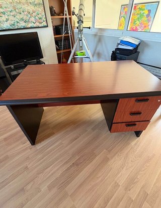 Escritorio de madera marrón y negro