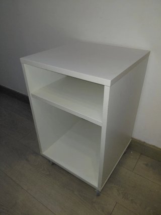 Mesita de noche Ikea con ruedas