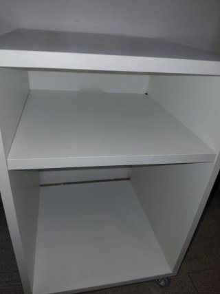Mesita de noche Ikea con ruedas