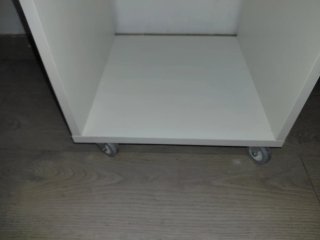 Mesita de noche Ikea con ruedas