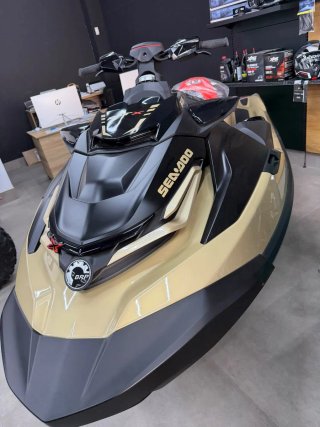 Moto de agua Sea-Doo GTX Negra y Dorada