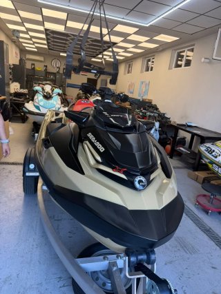 Moto de agua Sea-Doo GTX Negra y Dorada