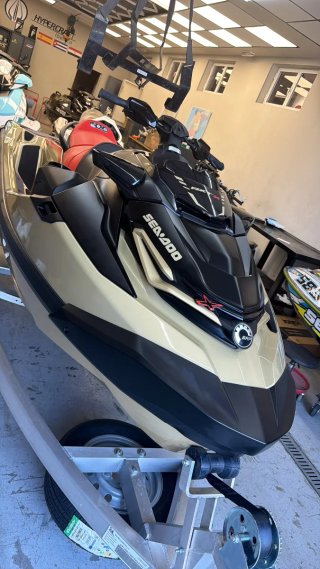 Moto de agua Sea-Doo GTX Negra y Dorada