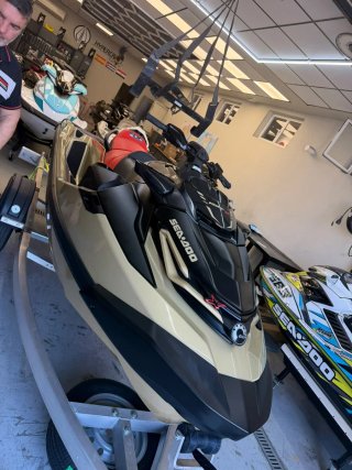 Moto de agua Sea-Doo GTX Negra y Dorada