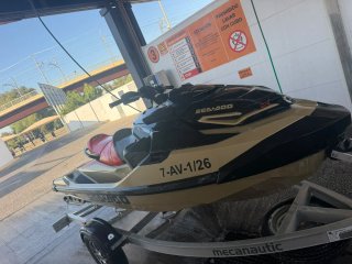 Moto de agua Sea-Doo GTX Negra y Dorada