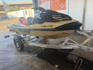 Moto de agua Sea-Doo GTX Negra y Dorada