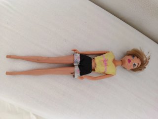 Muñeca con top amarillo y shorts