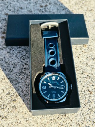 Reloj LIGE azul correa perforada nuevo