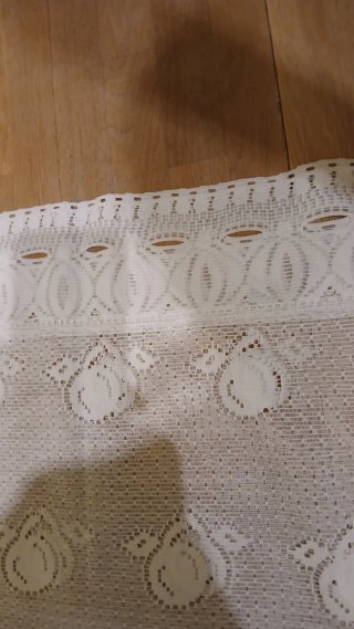Cortina de cocina blanca con diseño de manzanas