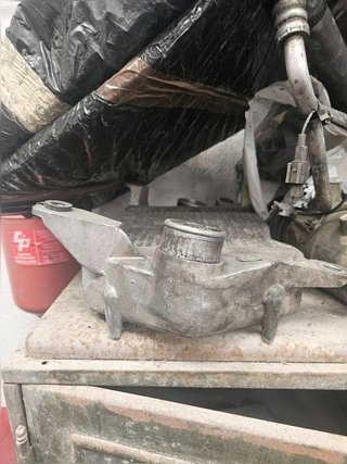 Caja termostato Nissan Terrano II R20 TD27Ti...