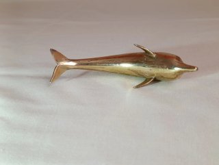 Figura de delfín en bronce