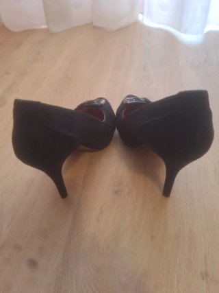 Zapatos de tacón negros.