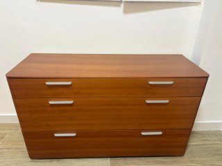 Muebles Cabecero y patas, 2 mesitas , comoda.