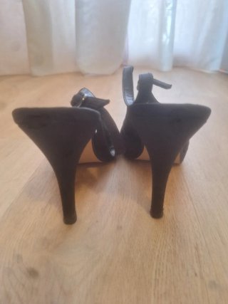Zapatos de tacón negros con pedrería