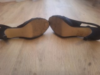 Zapatos de tacón negros con pedrería