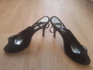 Zapatos de tacón negros con pedrería
