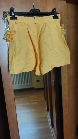 Completo giacca corta e shorts floreali gialli