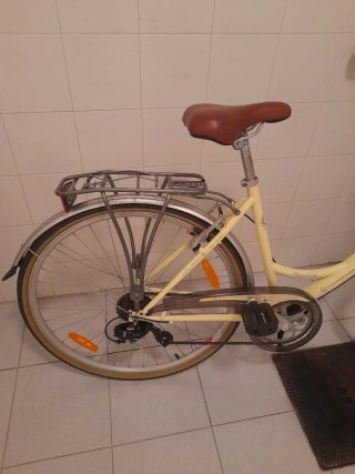 Bicicleta de paseo amarilla