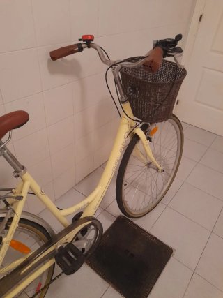 Bicicleta de paseo amarilla