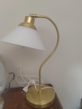 Lámpara de mesa dorada y blanca