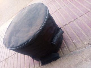 Tambor negro con funda