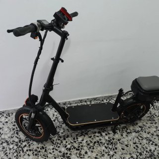 Patinete Eléctrico Negro con Asiento