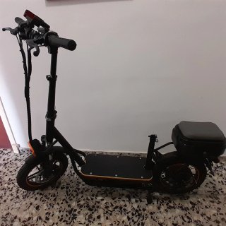 Patinete Eléctrico Negro con Asiento