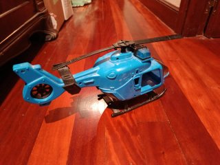 Helicóptero de juguete azul