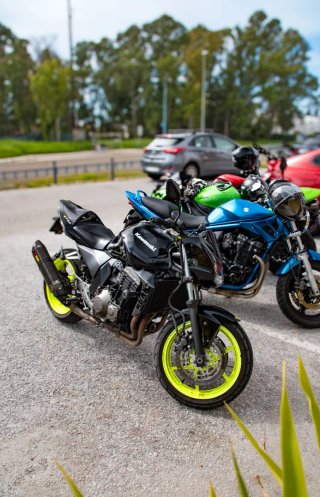 Kawasaki Z750 Naked Negra y Amarillo fluor 2006