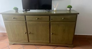 Mueble de madera color verde.