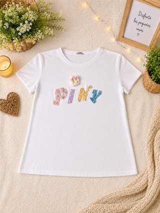 Camiseta blanca con letras Piny