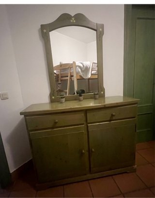 Cómoda verde con espejo