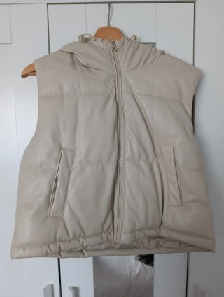 Chaleco acolchado con capucha Stradivarius