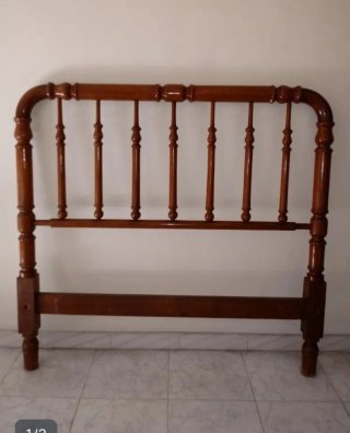 Cabecero de cama antiguo de madera natural