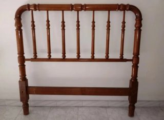 Cabecero de cama antiguo de madera natural