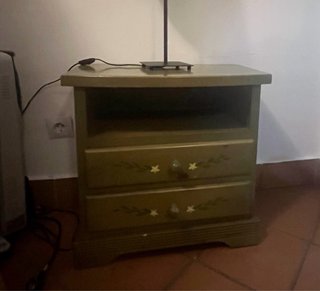 Mesilla de noche verde con estrellas
