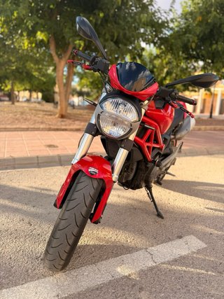 Ducati Monster 696 Roja